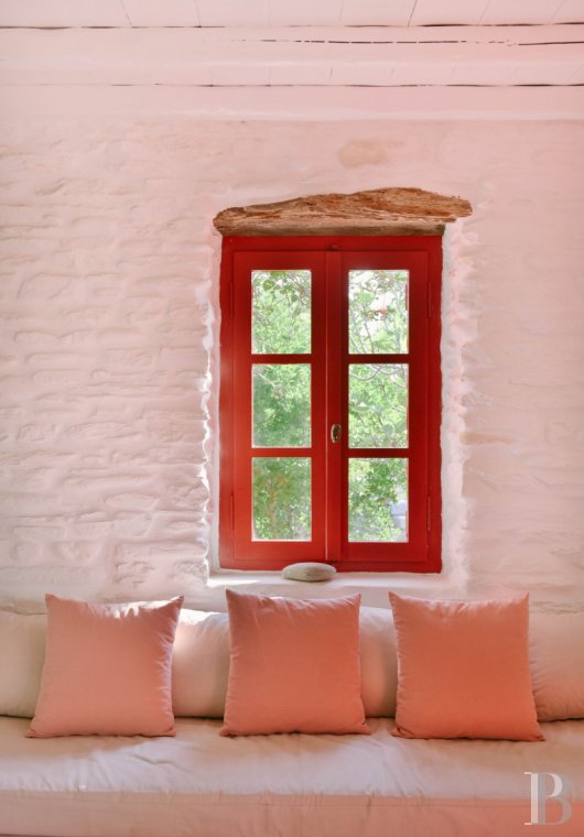 Three former sheepfolds united by a beautiful spirit by the sea in Tinos, the Cyclades - photo  n°12